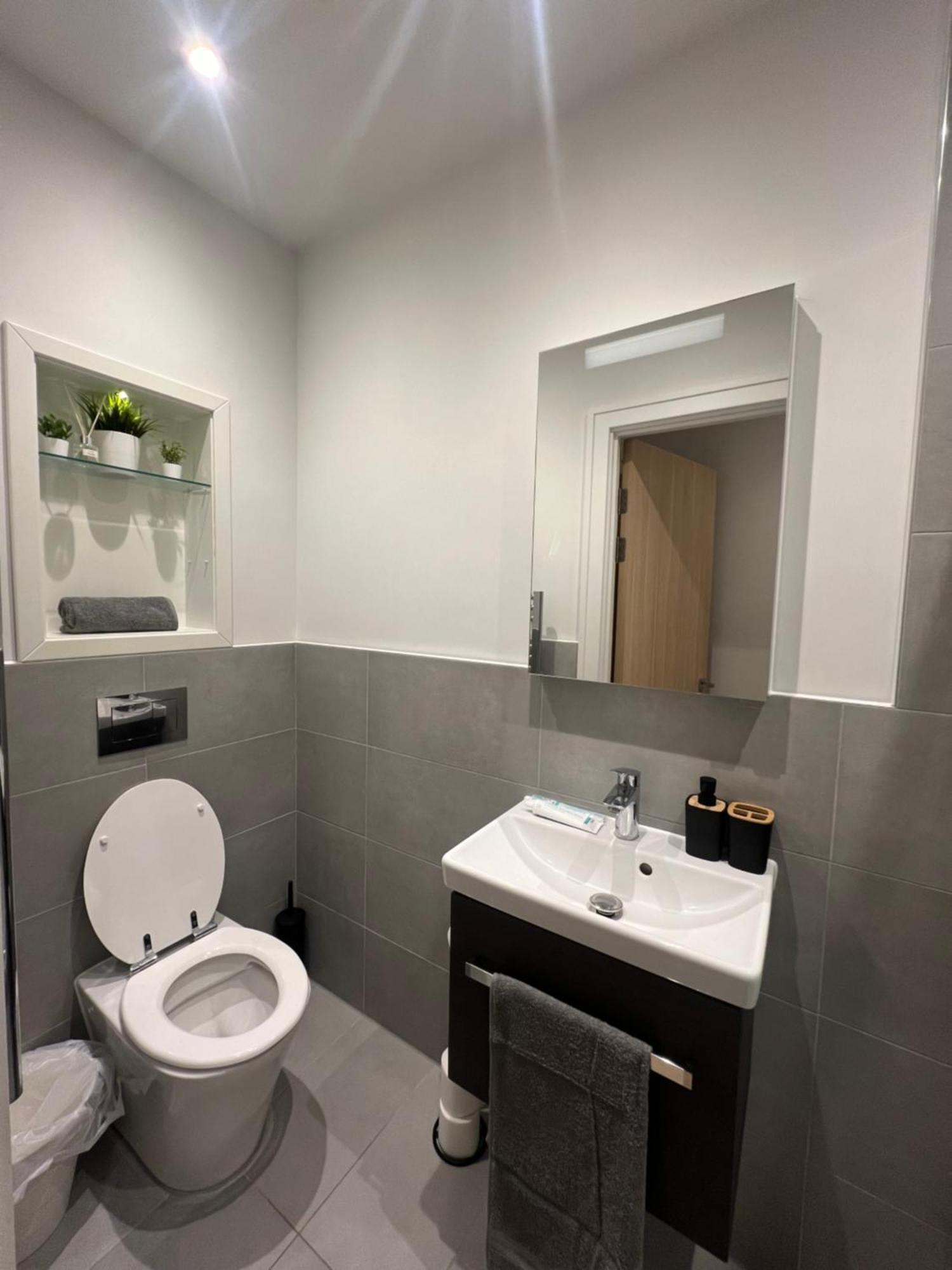 London Luxxe Suites & Apartments - London Heathrow Airport, Terminal 1 2 3 4 5 Hillingdon Buitenkant foto